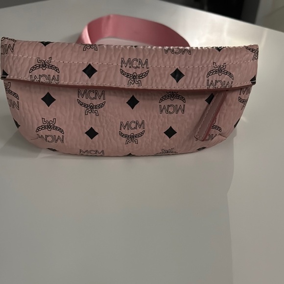 MCM Pink Crossbody Bag with Adjustable Strap and Luxurious Texture - Picture 3 of 10